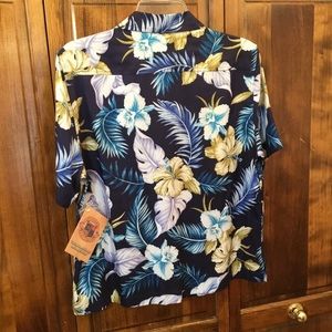 Woman’s shortsleeved silk shirt